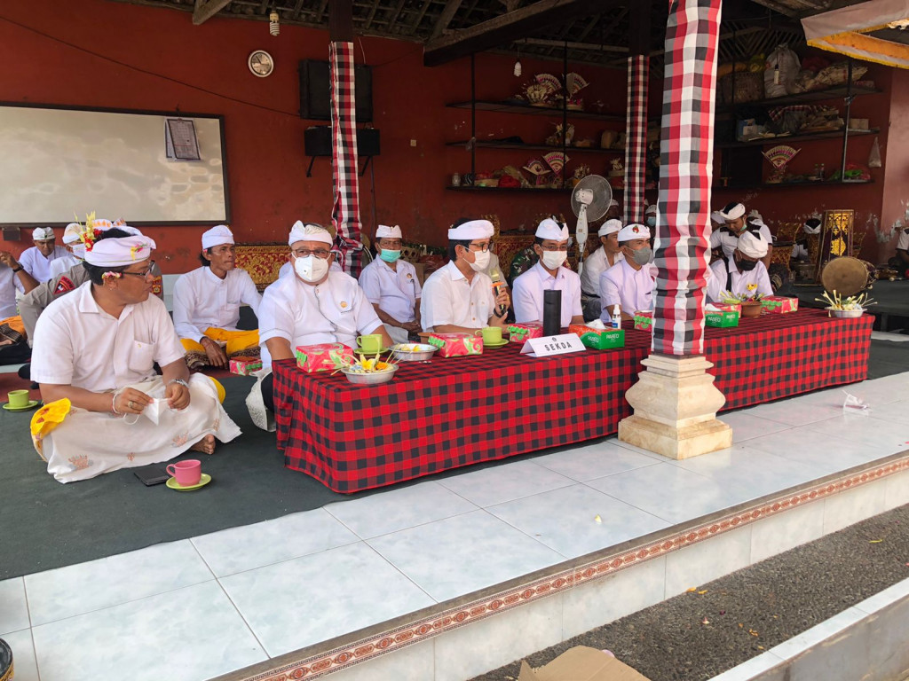 Sekda Adi Arnawa Hadiri Piodalan Nyatur Pura Kahyangan Jagat Dalem Solo Desa Sedang